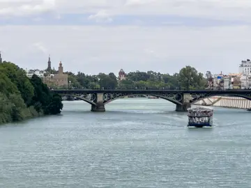 Tiempo en Sevilla SEVILLA, 12/07/2025.- Un barco por el río Guadalquivir, este sábado en Sevilla. Los cielos estarán este sábado poco nubosos o despejados en Andalucía, donde las temperaturas descenderán ligeramente o permanecerán igual, según la previsión de la Agencia Estatal de Meteorología (Aemet). EFE/David Arjona