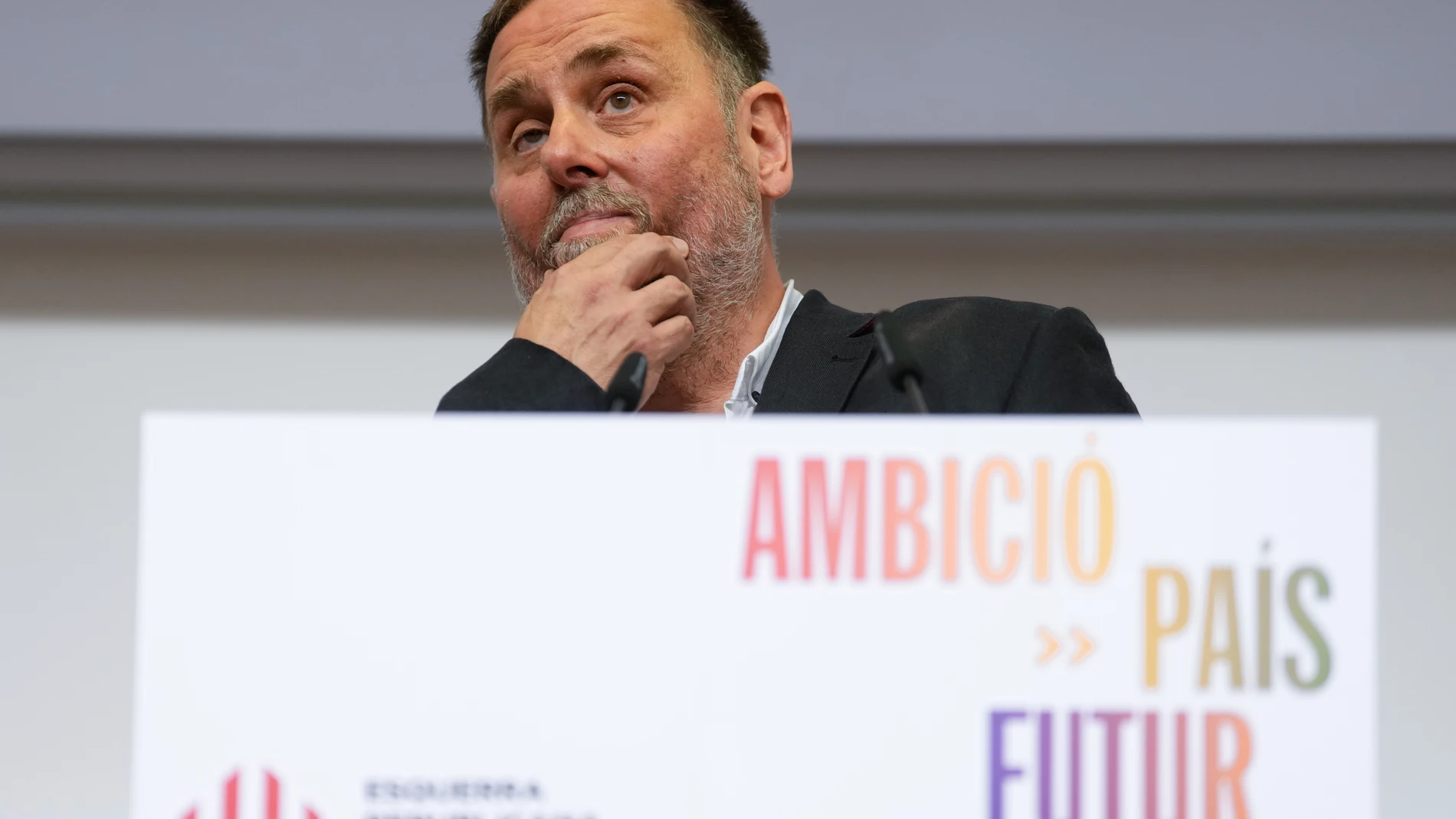 BARCELONA, 12/07/2025.- El presidente de ERC, Oriol Junqueras, ofrece una rueda de prensa en la sede del partido en Barcelona, este sábado. EFE/Enric Fontcuberta