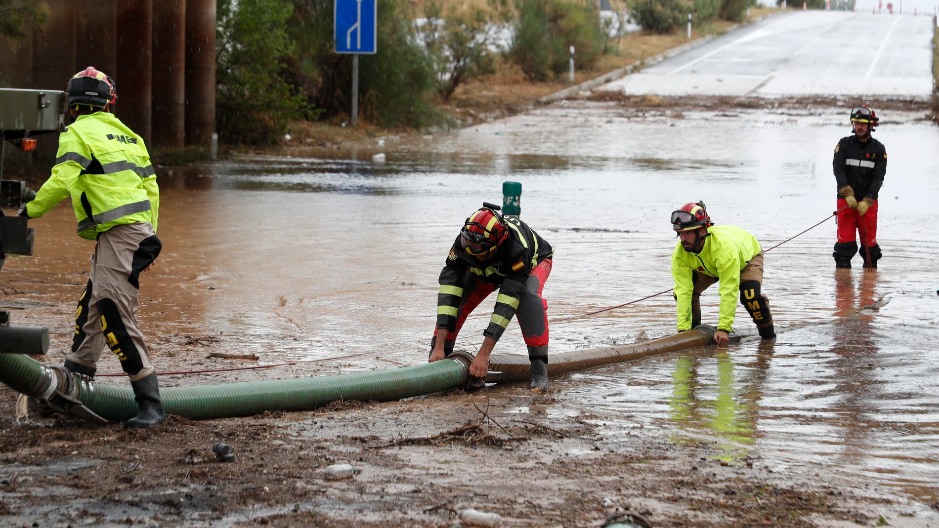 FOTODELDIA GRISÉN (ZARAGOZA), 12/07/2025.- Efectivos de la Unidad Militar de Emergencias trabajan en una carretera inundada próxima a la localidad zaragozana de Grisén este sábado. EFE/ Javier Belver