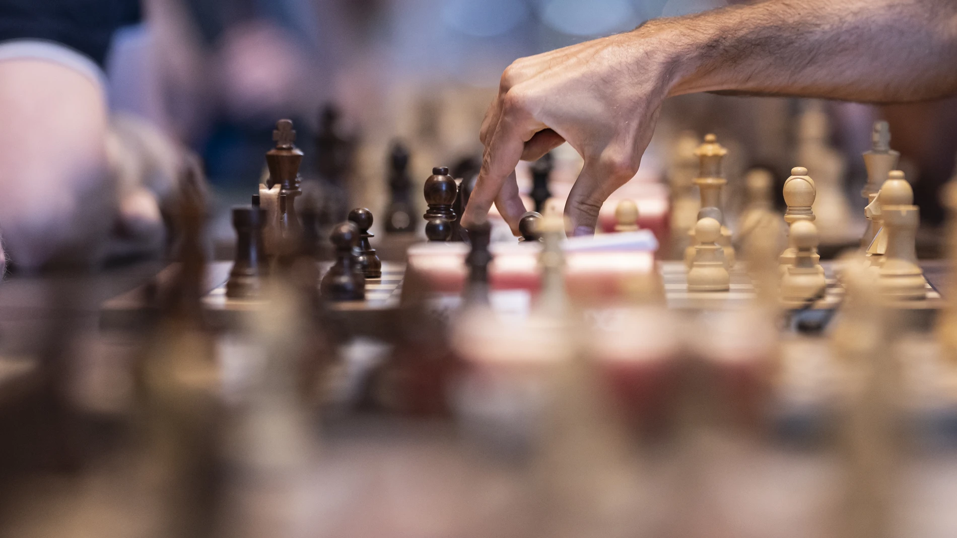 FOTODELDÍA Biel (Suiza), 12/07/2025. Jugadores aficionados compiten en el Campeonato Rápido Fischer Random durante el Festival Internacional de Ajedrez de Biel, en Biel, Suiza, este sábado.-EFE/ Alessandro Della Valle
