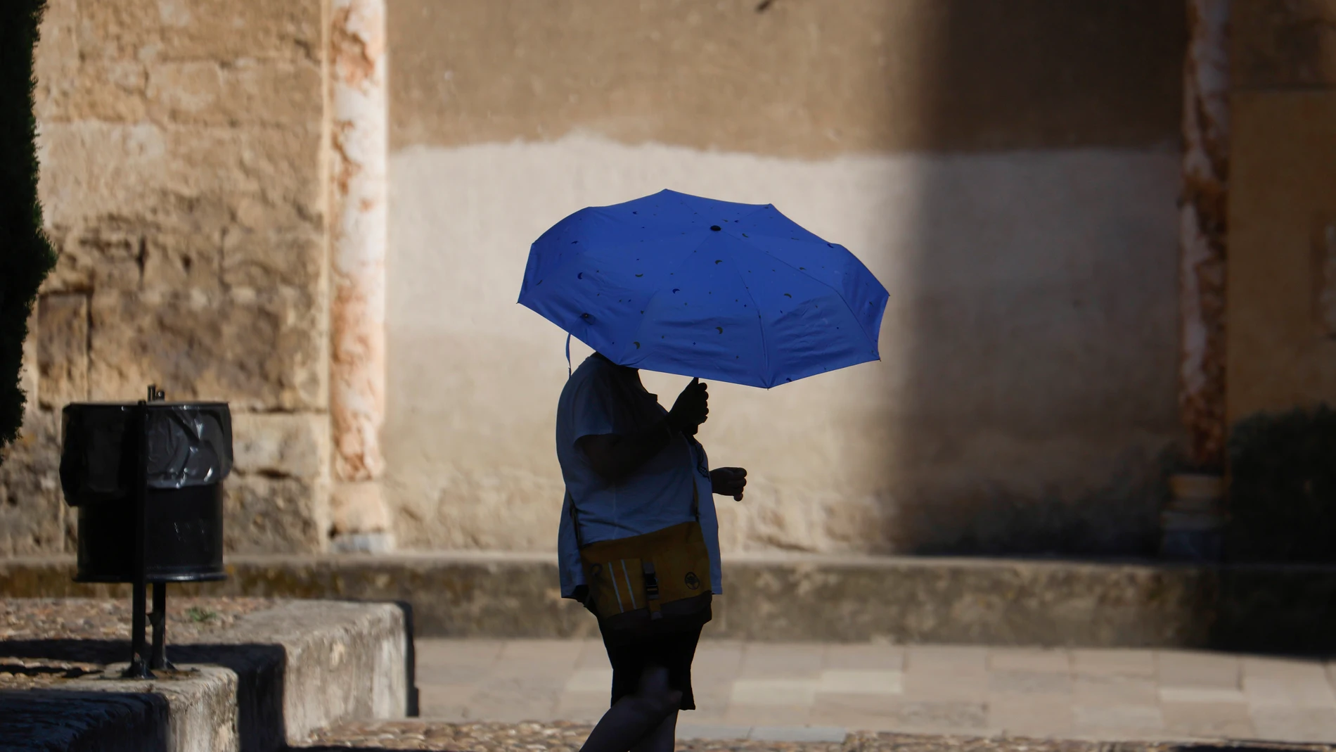 CÓRDOBA, 17/07/2025.- Una mujer se protege del sol con un paraguas este jueves junto a la Mezquita Catedral de Córdoba, una jornada marcada por las altas temperaturas. EFE/Salas