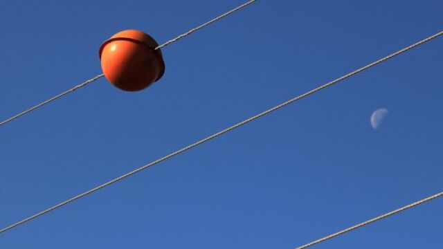 Cómo se llaman las bolas rojas de los cables de alta tensión y por qué son tan importantes
