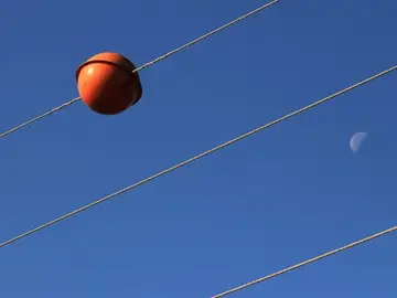 Cómo se llaman las bolas rojas de los cables de alta tensión y por qué son tan importantes Cómo se llaman las bolas rojas de los cables de alta tensión y por qué son tan importantes