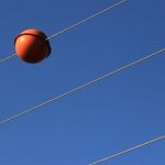 Cómo se llaman las bolas rojas de los cables de alta tensión y por qué son tan importantes