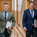 El consejero portavoz de la Junta, Carlos Fernández Carriedo, junto con el director de comunicación, Julio López
