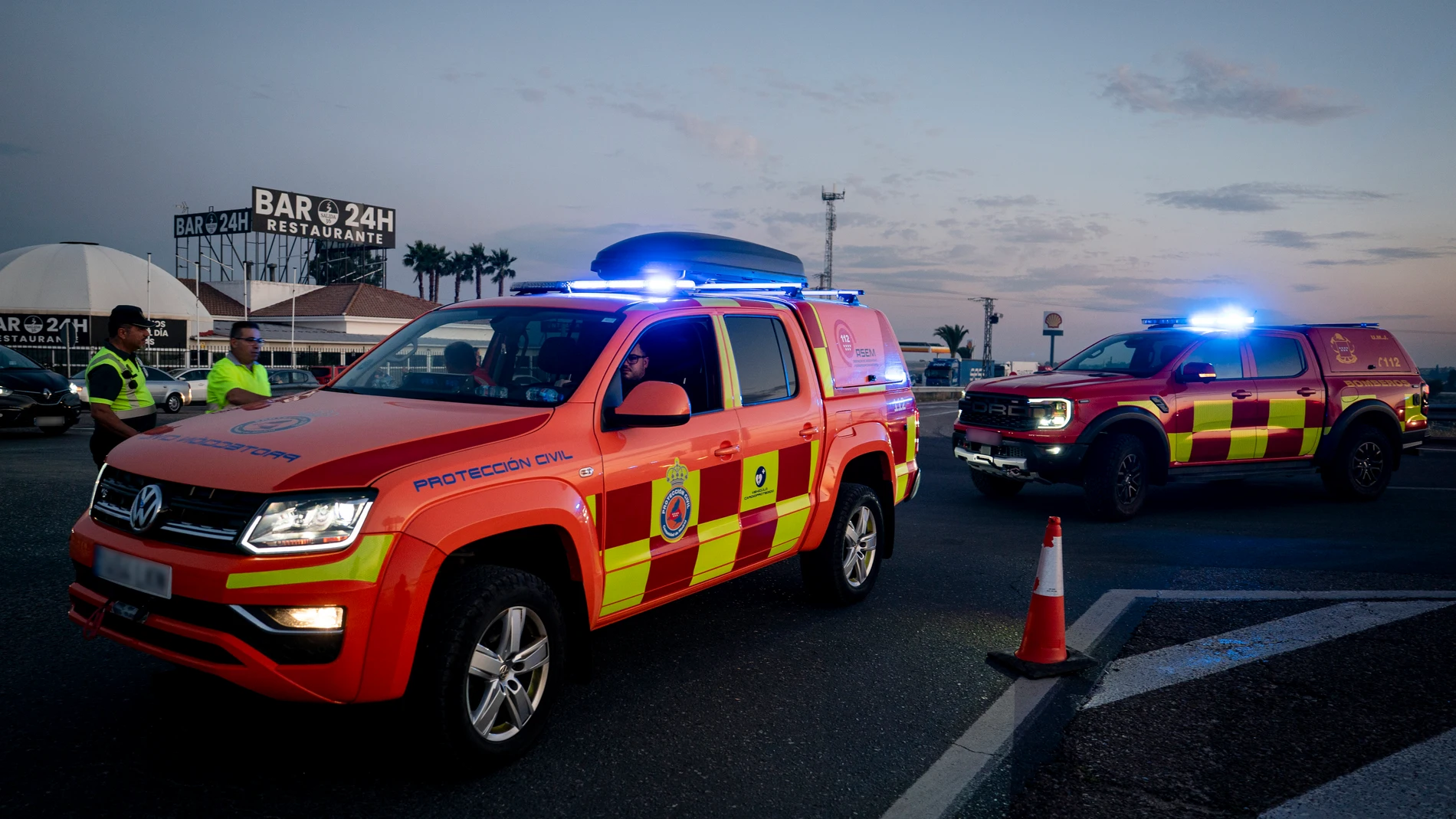 Varios servicios de emergencia, a 17 de julio de 2025, en Calypo-Fado, Madrid (España). Un incendio originado hoy en la localidad toledana de Méntrida, limítrofe con la Comunidad de Madrid, ha pasado a situación operativa Nivel 2 por posible afección a bienes de naturaleza no forestal e infraestructuras, según apunta el Plan Infocam en su cuenta de X. Por su parte, el Sistema de Información de Incendios Forestales del Gobierno de Castilla-La Mancha refleja que el fuego comenzaba a las 15.02 h...