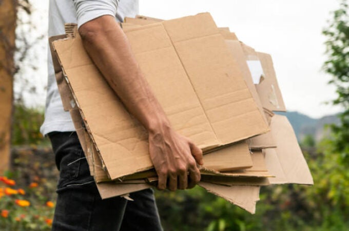 No tires las cajas vacías de cartón: el secreto de los jardineros inteligentes para deshacerse de las malas hierbas