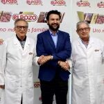 De izquierda a derecha: Tomás Fuertes, presidente de El Pozo Alimentación; Joaquín Zapata, presidente de la Fundación Cante de las Minas; y José Fuertes, consejero delegado de la compañía.