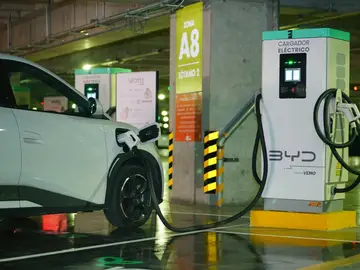 Imagen de archivo de un coche eléctrico. Imagen de archivo de un coche eléctrico.