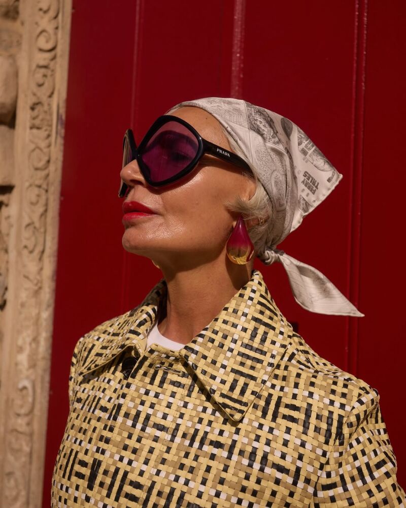 Influencer con piel radiante en verano.