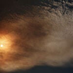 Humo y ceniza de un incendio forestal en Méntrida (Toledo) llega hasta Madrid capital
