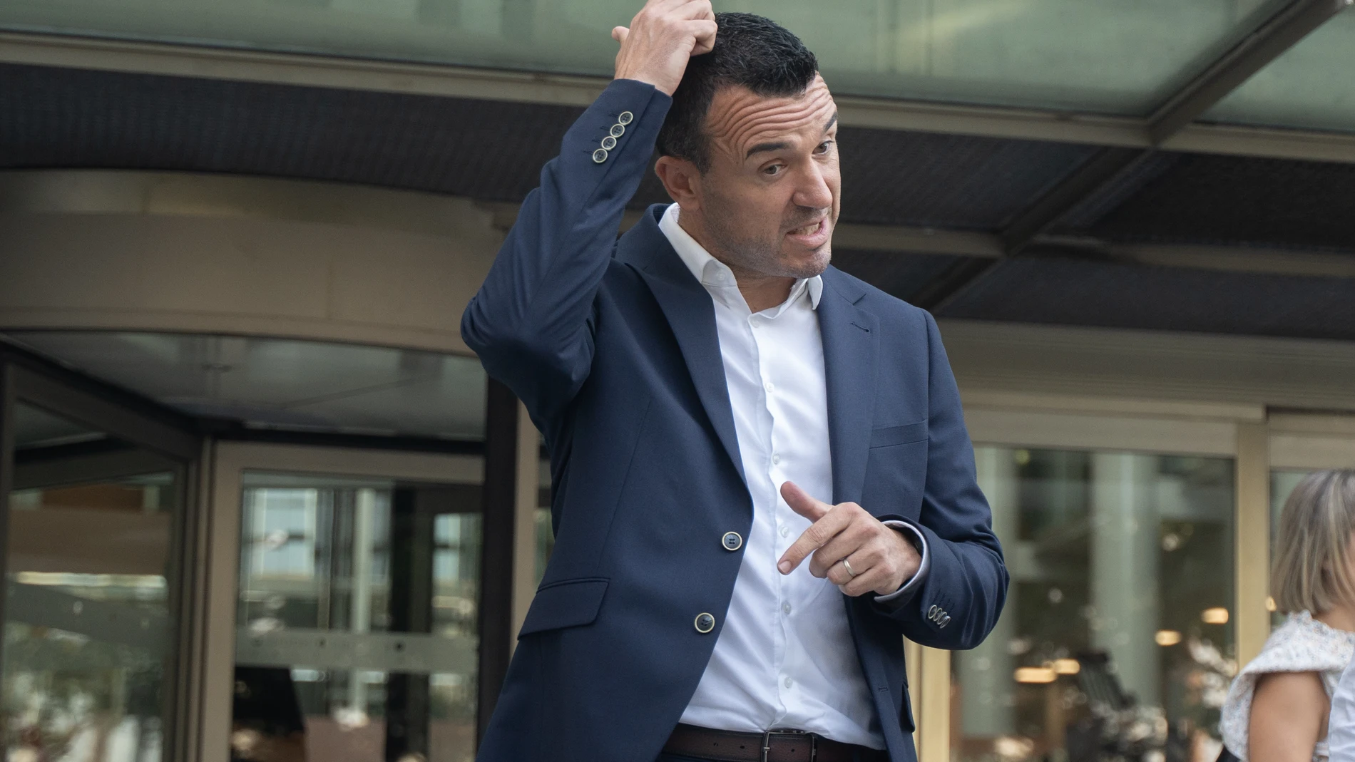 El presidente de la Diputació de València, Vicent Mompó, atiende a los medios tras su declaración como testigo ante la jueza que investiga la causa por la gestión de la dana del 29 de octubre, en el Tribunal Superior de Justicia de la Comunitat Valenciana, a 17 de julio de 2025, en Valencia, Comunidad Valenciana (España). Es la tercera declaración de Mompó como testigo en esta causa que investiga los homicidios y las lesiones cometidos por imprudencia grave el 29 de octubre, cuando falleciero...