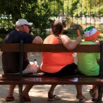 Una familia se refresca en un banco