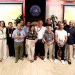 Los campeones españoles homenajeados por la WBA posan junto a los dirigentes de la Asociación