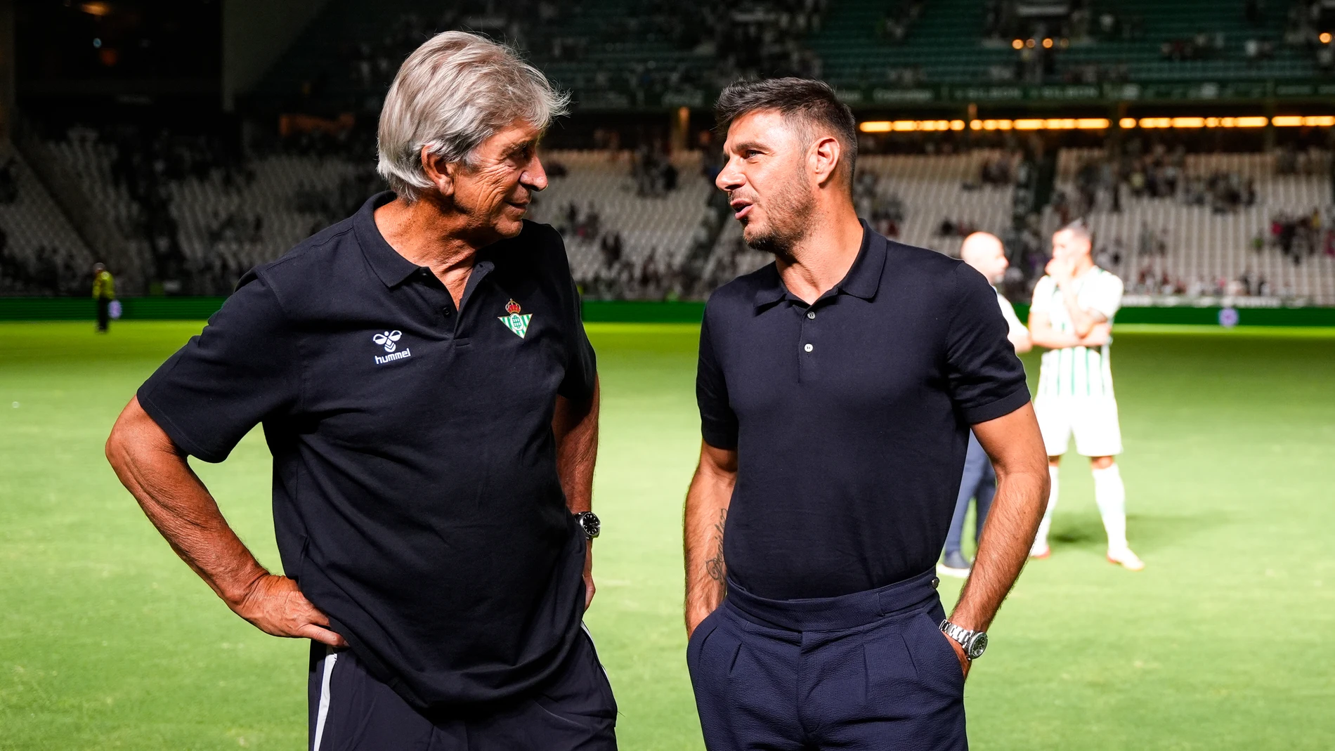 Manuel Pellegrini, head coach of Real Betis, and Joaquin Sanchez, explayer of Real Betis, during a Pre-Season friendly football match played between Cordoba CF and Real Betis at Bahrain Victorious Nuevo Arcangel stadium on July 25, 2025 in Cordoba, Spain AFP7 25/07/2025 ONLY FOR USE IN SPAIN