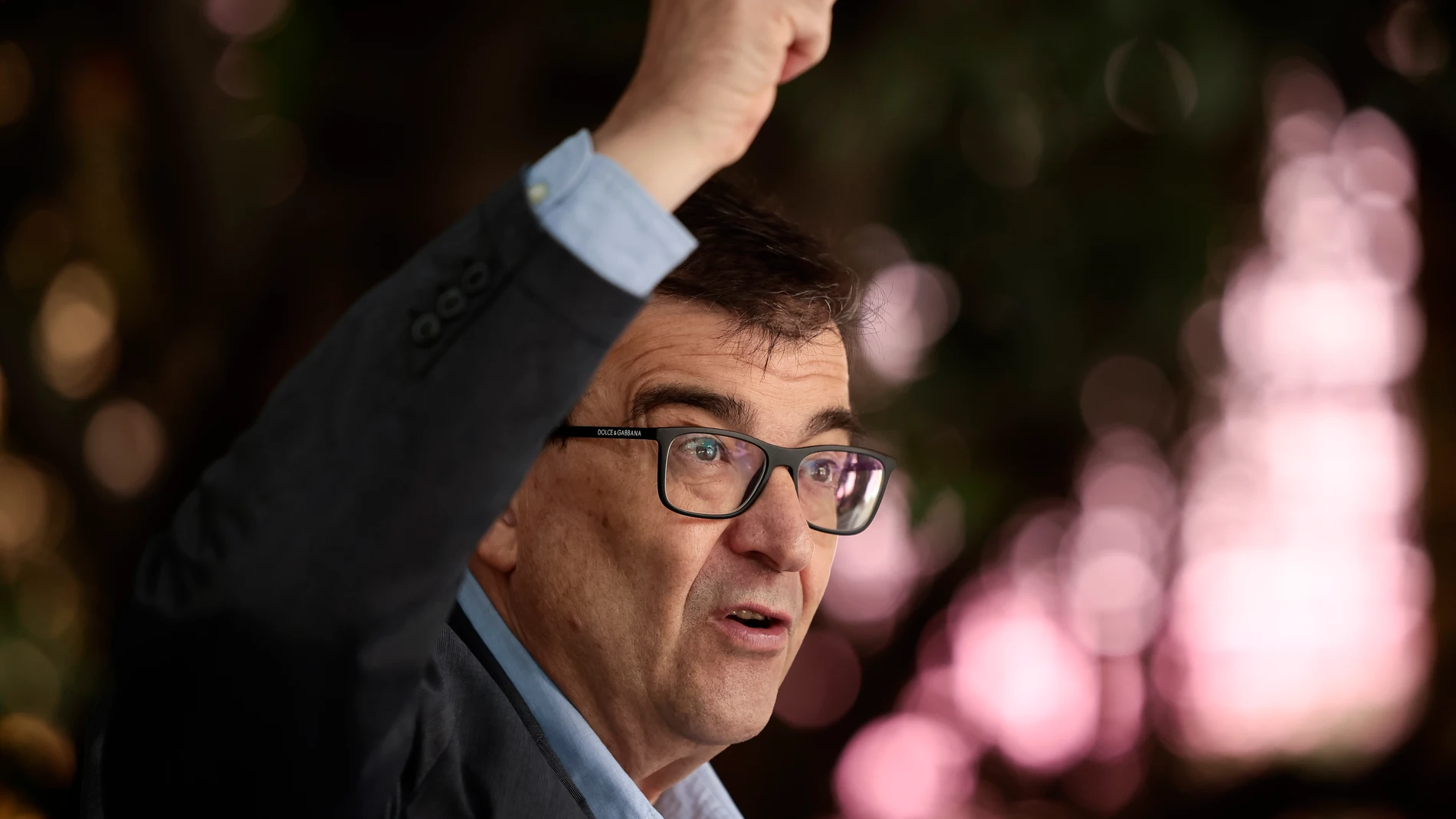 MEX8790. CIUDAD DE MÉXICO (MÉXICO), 27/07/2025.- El escritor español Javier Cercas habla durante una entrevista con EFE este sábado, en Ciudad de México (México). Javier Cercas le “dan ganas de vomitar” cuando le hablan de literatura que utiliza el “ornamento” para contar una historia y que, además, no “rompa” con lo preestablecido y se acomode sin estar hecha desde las tripas, pero, sobre todo, que no revele la verdad. EFE/José Méndez