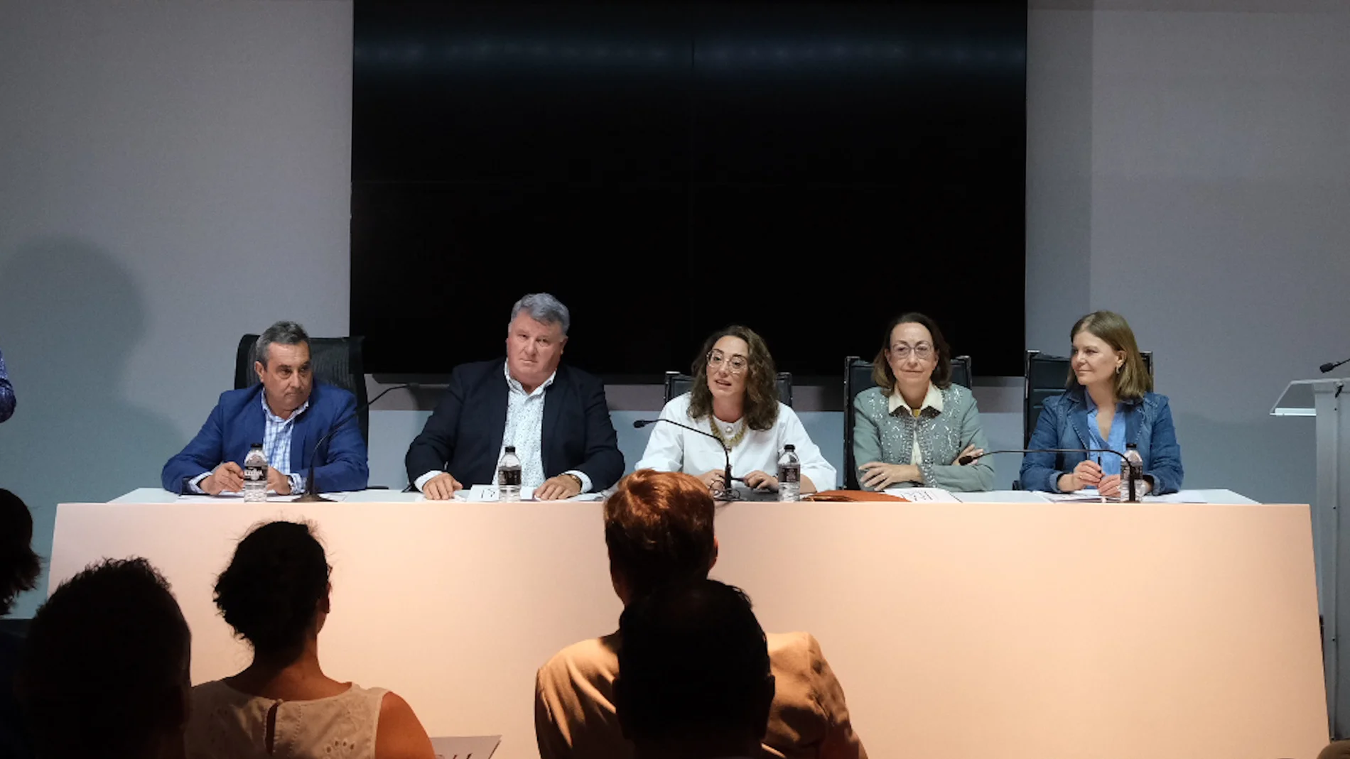 La consejera de Agricultura, Ganadería y Desarrollo Rural, María González Corral, se reúne con los representantes de las Denominaciones de Origen