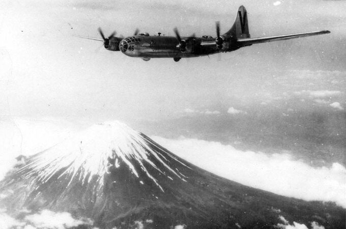 El B-29 Doris Anne sobrevuela el Monte Fuji, en 1945