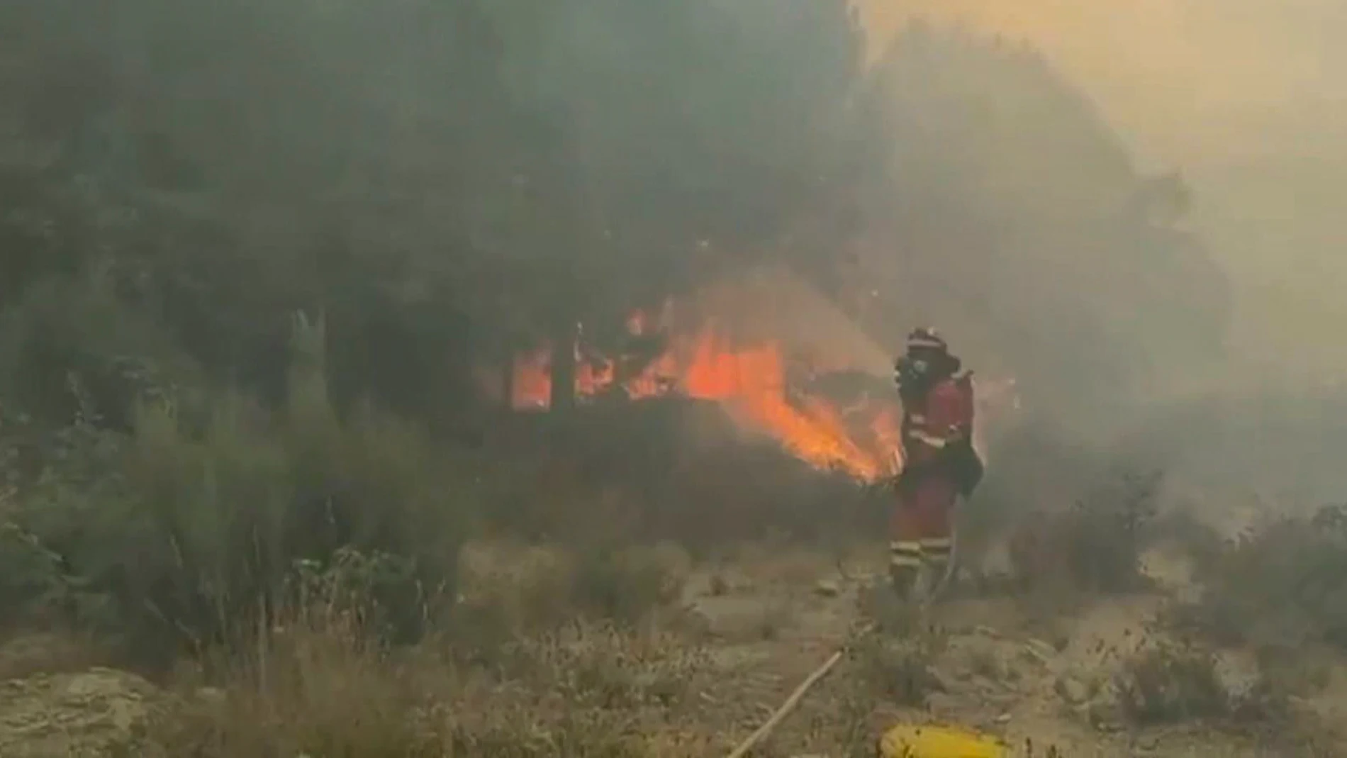 GRAF1808. MOMBELTRÁN (ÁVILA), 29/07/2025.-Captura de vídeo de la Unidad Militar de Emergencias (UME) del incendio de la localidad de Mombeltrán. Un total de 101 militares y 47 medios de la Unidad Militar de Emergencias (UME) se encuentran desplegados actualmente en el Barranco de las Cinco Villas, por el incendio que se declaró en la noche del lunes en esta zona del sur de la provincia de Ávila. Ante el avance de las llamas, propagadas con la ayuda del fuerte viento reinante en la zona, y la ...