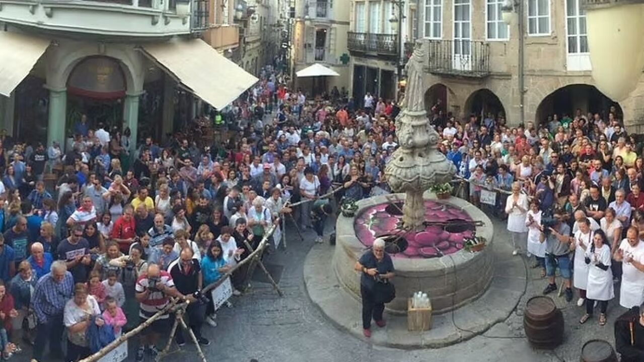 Así es la fuente más milagrosa de Galicia de la que brota vino en lugar ...