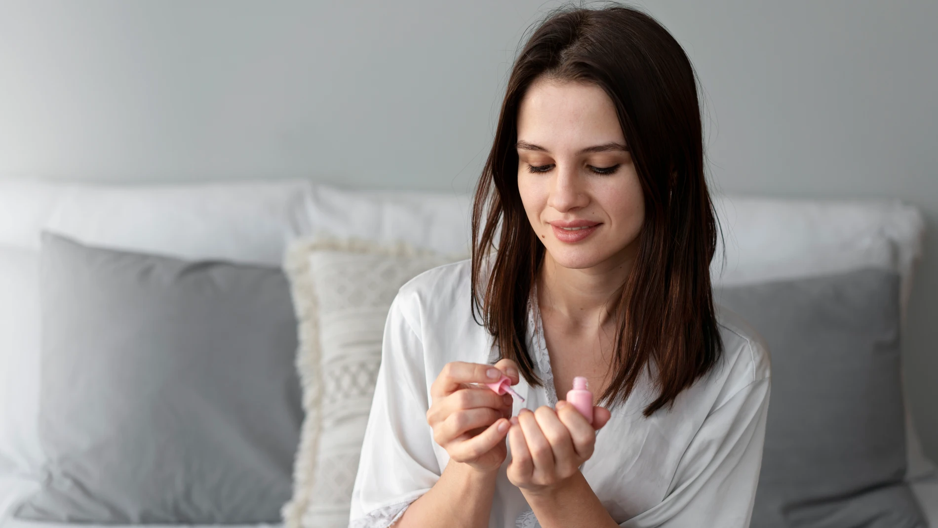 Mujer aplicando un esmalte
