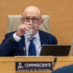 El juez del caso Montoro pide a Hacienda analizar movimientos bancarios que revelan abonos de 673.500 euros de gasistas