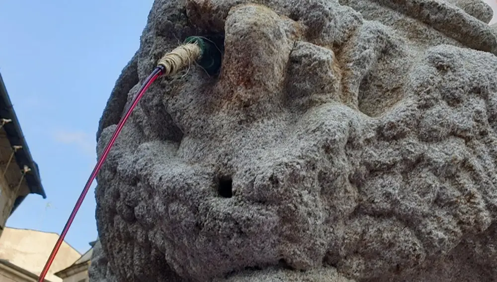 El vino brotando de la fuente.