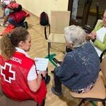 Los equipos de Cruz Roja Ávila atienen a los vecinos desalojados de Mombeltrán