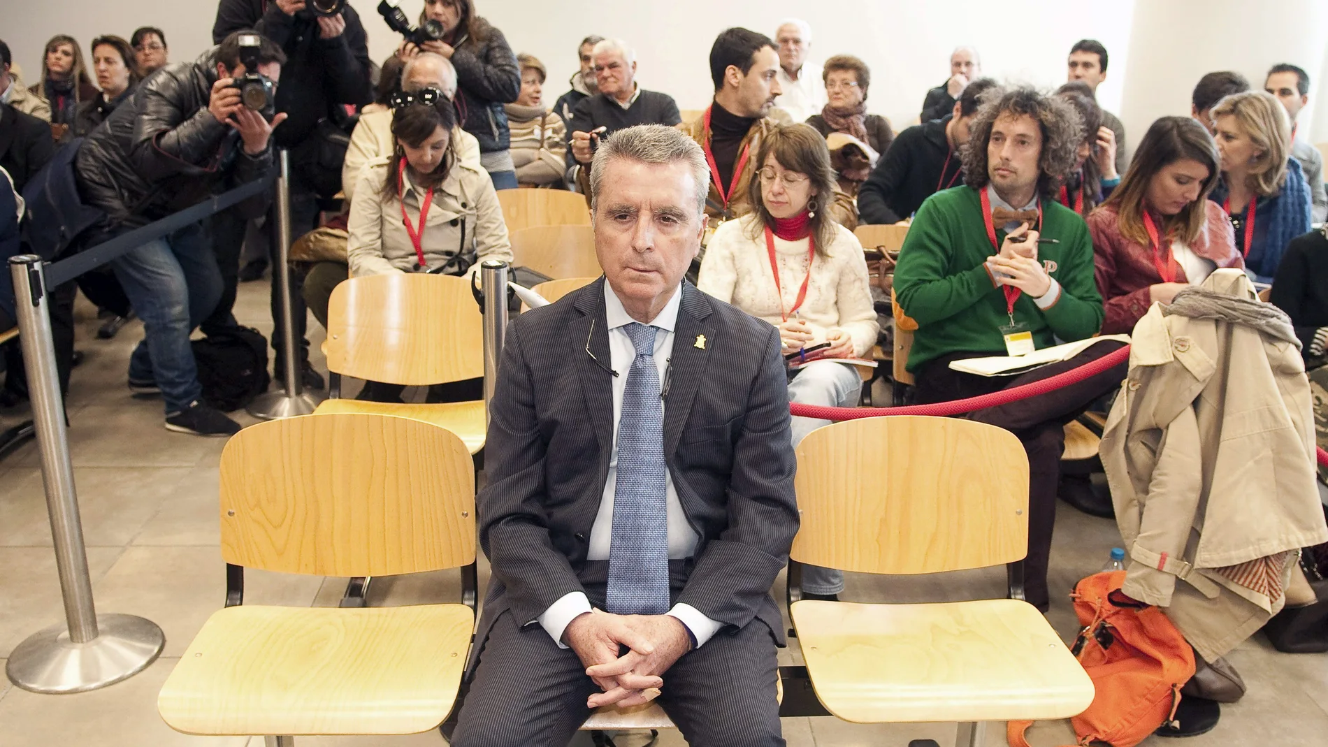 El torero José Ortega Cano, en la sala de los juzgados de Sevilla, durante la tercera jornada del juicio por el que se enfrenta a cuatro años de cárcel por un presunto homicidio imprudente que causó el fallecimiento del conductor de otro vehículo en Castilblanco de los Arroyos (Sevilla).