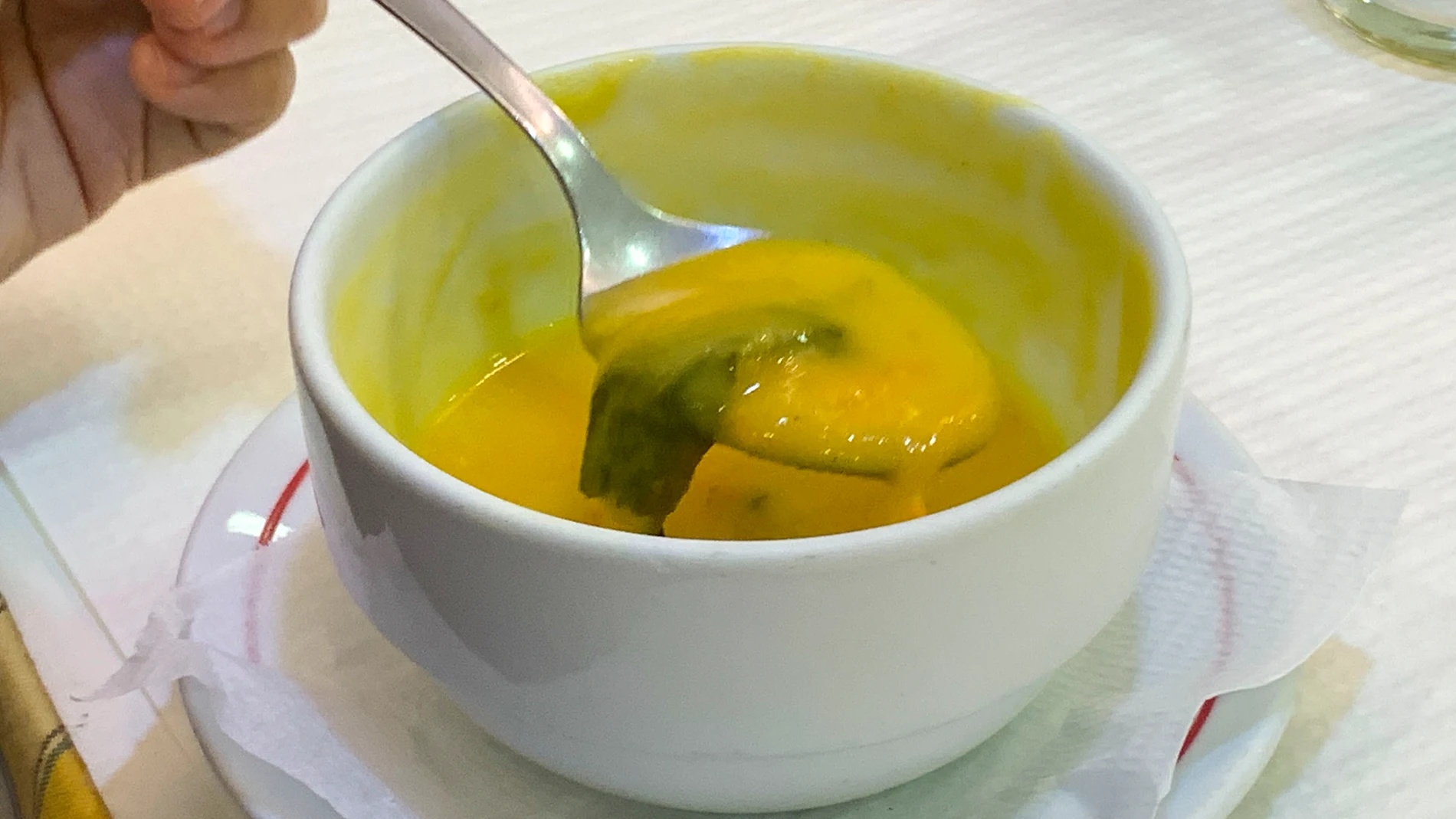 LISBOA, 01/08/2025.- Ración de sopa de nabo, uno de los varios caldos que habitualmente reciben la denominación de sopa del día en restaurantes portugueses como la cafetería Herculano de Lisboa. La sopa se come a diario en Portugal, incluso en verano, donde alternativas frías como el gazpacho alentejano no logran desbancar a este plato, que siempre se consume en caliente, hasta cuando hay 40 grados o más. EFE/Carlos Caselles
