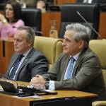 A la derecha, el consejero de Vox de la Junta de Extremadura, Ignacio Higuero.