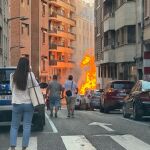 Una explosión en una tubería de gas en la calle Regimiento Toledo (Zamora) provoca un incendio en un edificio y un camión