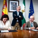 El alcalde de Málaga, Francisco de la Torre; el presidente de la Diputación, Francisco Salado; y la alcaldesa de Torremolinos, Margarita del Cid, firman los convenios para impulsar una red de aguas regeneradas