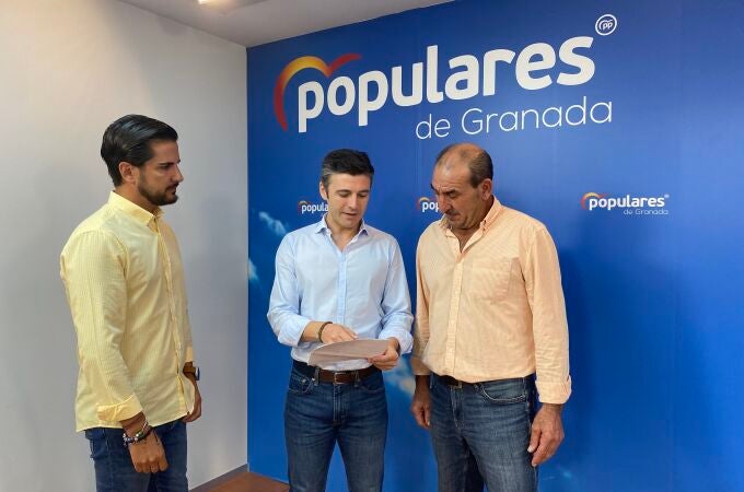 El secretario general del PP de Granada, Jorge Saavedra, y los concejales del PP en Arenas del Rey