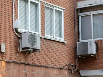 Demanda histórica de unidades de aire acondicionado en Europa durante el verano de 2025 Varios aires acondicionados en una fachada, a 4 de agosto de 2025, en Madrid (España). Según la Agencia Internacional de la Energía, hasta el 20% de los hogares europeos ya dispone de AC (frente al 90% de EE.UU.), pero se prevé que la cifra crezca rápidamente. Las olas de calor prolongadas (con temperaturas de 39 °C en París o más de 40 °C en regiones españolas) han provocado picos de demanda eléctrica, llegando a interrumpir el suministro en zonas de España, Portugal y Francia. Esto pone en ...