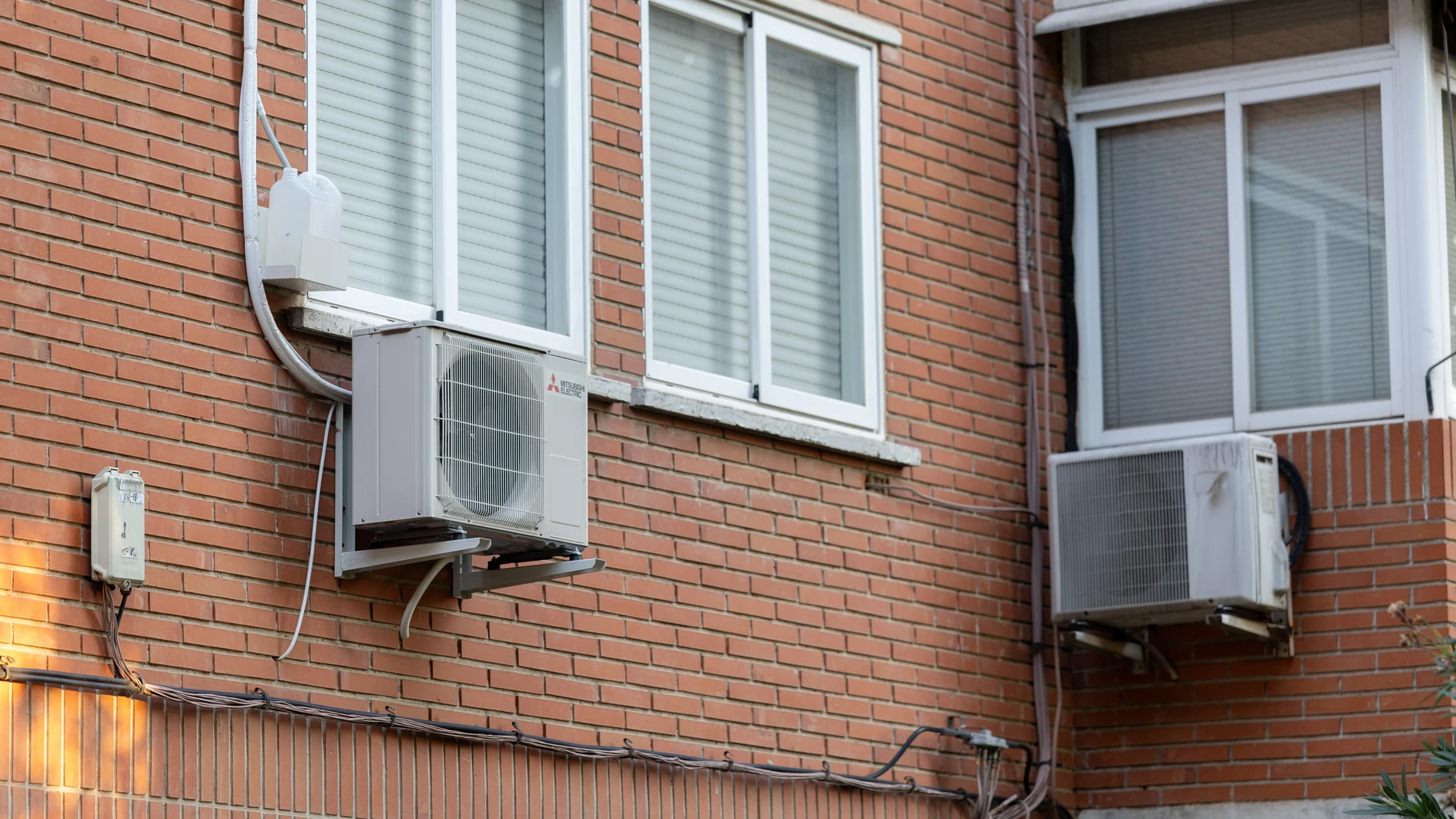 Varios aires acondicionados en una fachada, a 4 de agosto de 2025, en Madrid (España). Según la Agencia Internacional de la Energía, hasta el 20% de los hogares europeos ya dispone de AC (frente al 90% de EE.UU.), pero se prevé que la cifra crezca rápidamente. Las olas de calor prolongadas (con temperaturas de 39 °C en París o más de 40 °C en regiones españolas) han provocado picos de demanda eléctrica, llegando a interrumpir el suministro en zonas de España, Portugal y Francia. Esto pone en ...