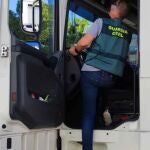 Un agente durante la intervención del vehículo