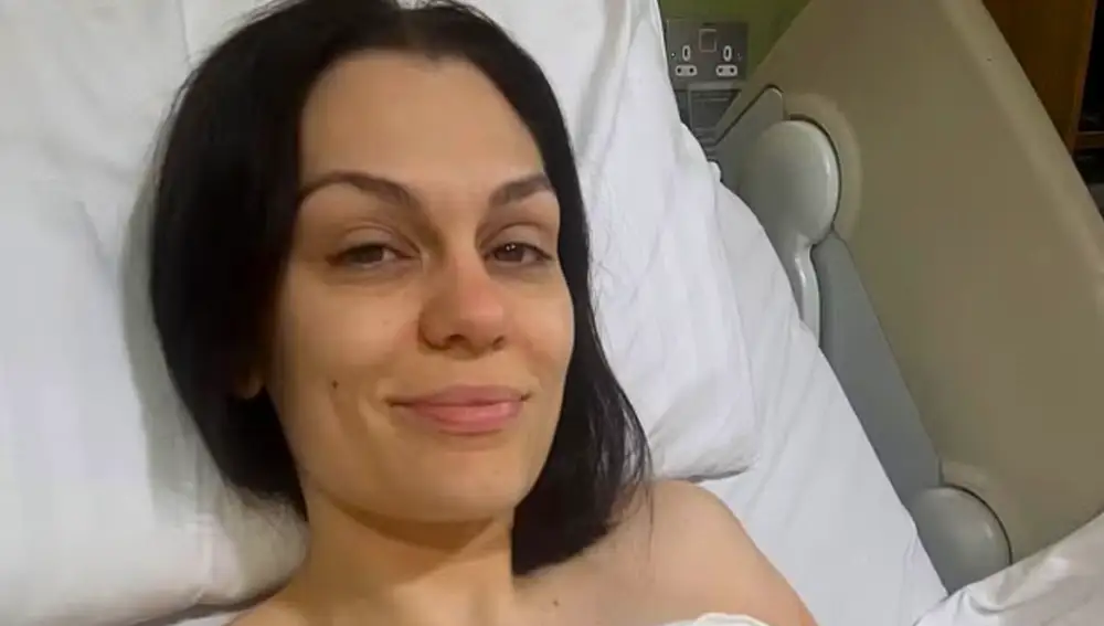 Jessie J hospitalizada tras su operación de cáncer de mama