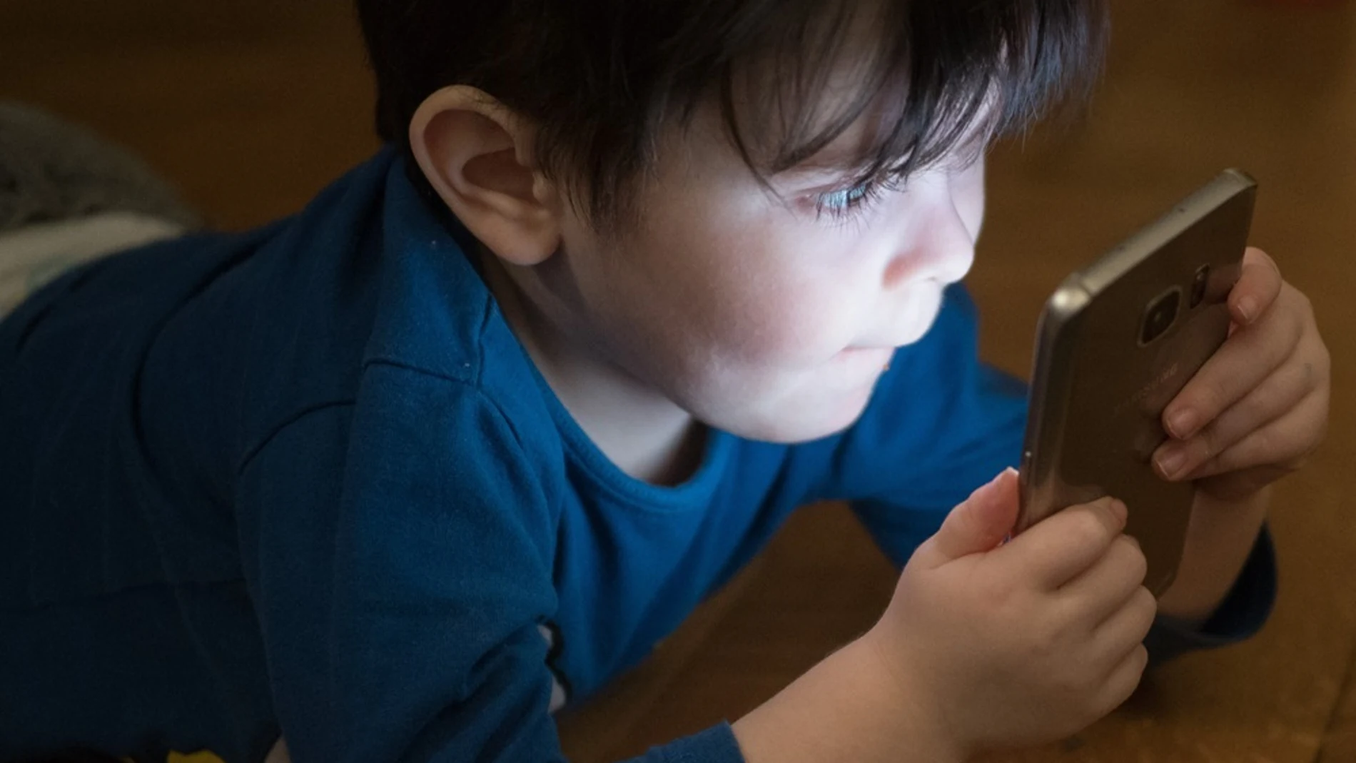 Un niño ante la pantalla de un teléfono móvil REMITIDA / HANDOUT por Lucía Salguero Fotografía remitida a medios de comunicación exclusivamente para ilustrar la noticia a la que hace referencia la imagen, y citando la procedencia de la imagen en la firma 04/08/2025