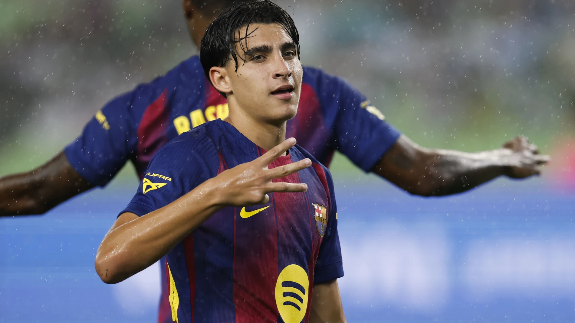 DAEGU (COREA DEL SUR), 04/08/2025.- El jugador del Barcelona Antonio Fernández celebra un gol durante un partido amistoso de pretemporada entre el Daegu y el Barcelona, este lunes en Daegu, Corea del Sur. EFE/ Jeon Heon-kyun