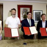 Suárez-Quiñones firma la cesión de suelo junto a Borhja Suárez, María Pardo y y Fernando Antonio Rioja, alcalde de Peñaranda de Duero