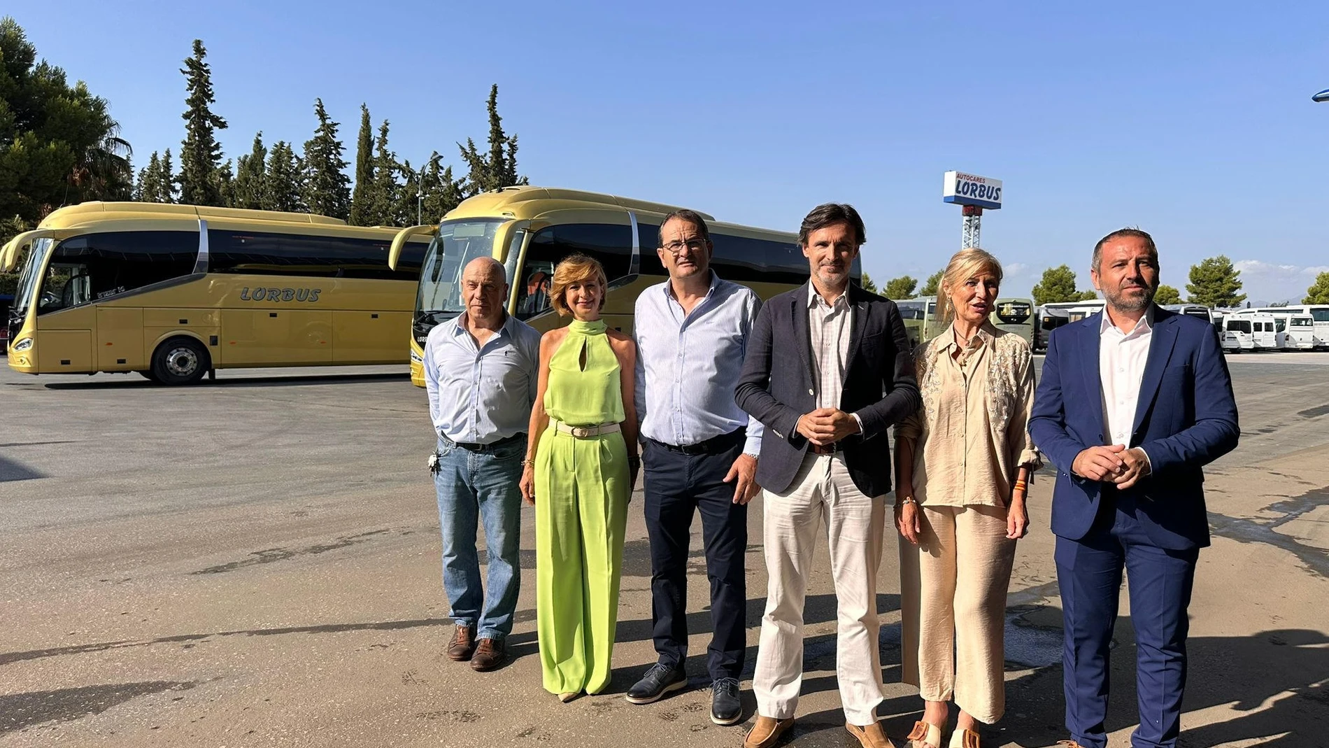 El consejero de Fomento e Infraestructuras, Jorge García Montoro, junto con el director general de Movilidad y Transportes, José Antonio Verdú y los concejales de Lorca Belén Pérez y Carmen Menduiña, visita las instalaciones de la empresa lorquina Autocar REMITIDA / HANDOUT por COMUNIDAD Fotografía remitida a medios de comunicación exclusivamente para ilustrar la noticia a la que hace referencia la imagen, y citando la procedencia de la imagen en la firma 04/08/2025
