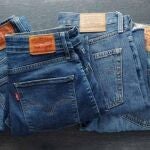 Así son los jeans que triunfan entre los hombres que saben vestir bien a partir de los 50