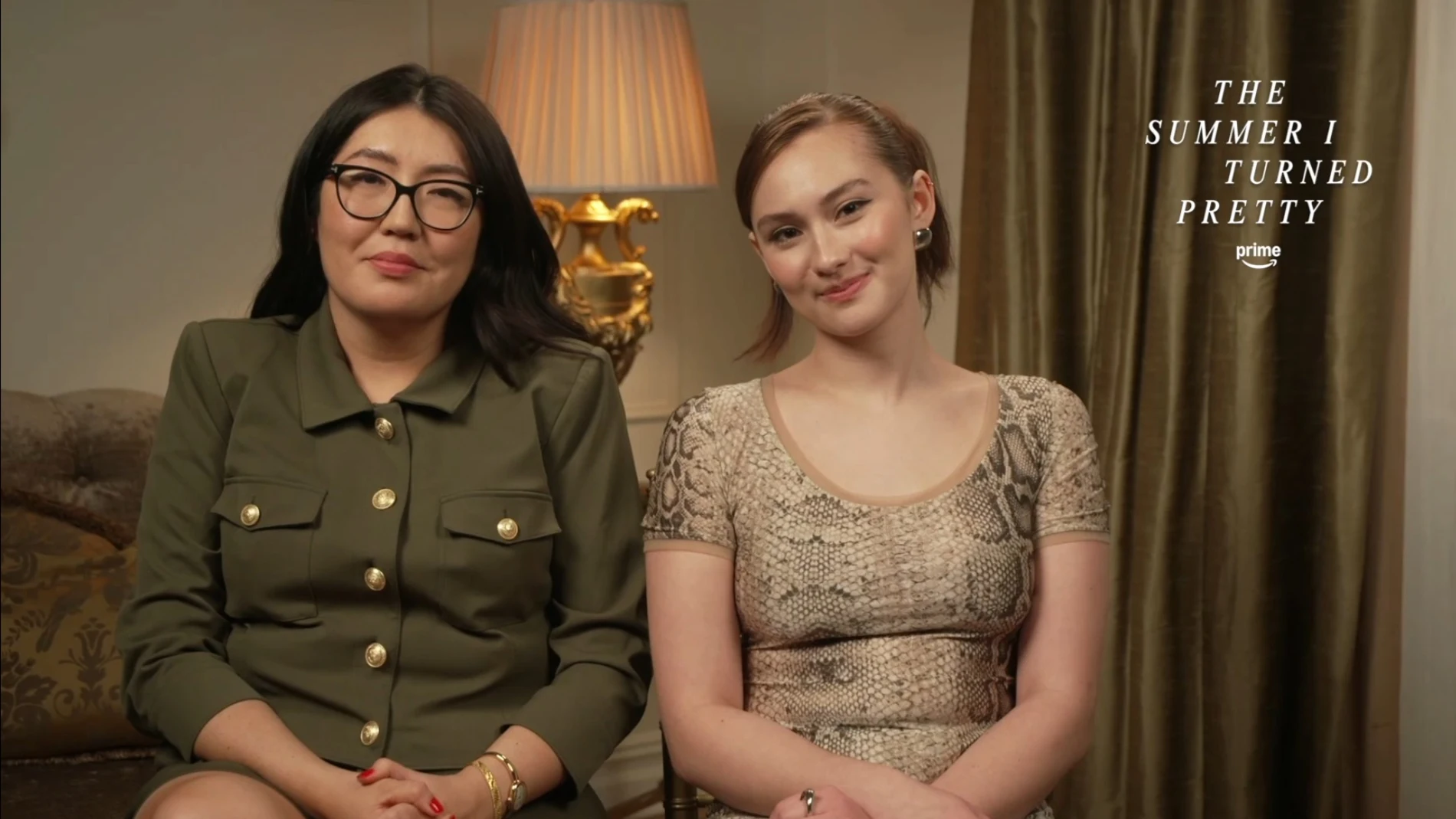 Jenny Han y Lola Tung