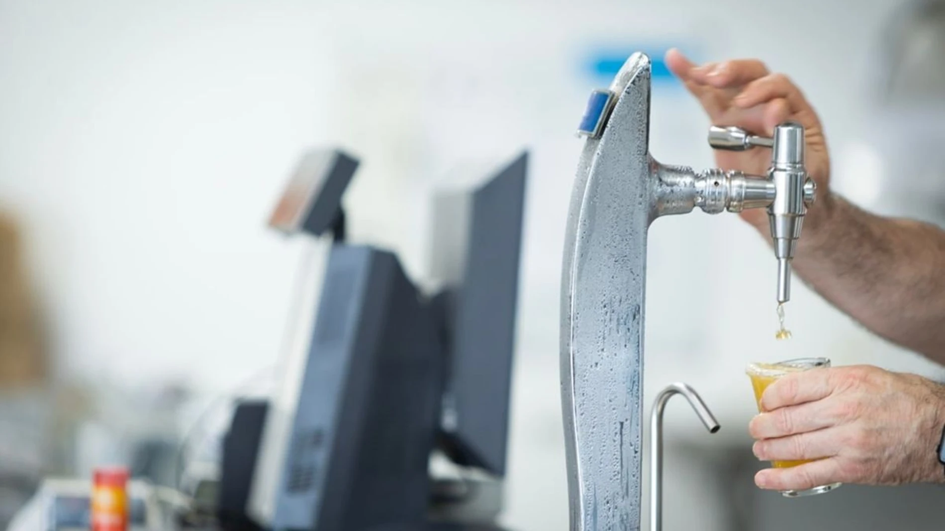 Imagen de un trabajador de hostelería.REMITIDA / HANDOUT por MINISTERIO DE TRABAJOFotografía remitida a medios de comunicación exclusivamente para ilustrar la noticia a la que hace referencia la imagen, y citando la procedencia de la imagen en la firma04/08/2025