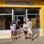 Jeny y su familia gestionarán a partir de ahora la tienda de la localidad,