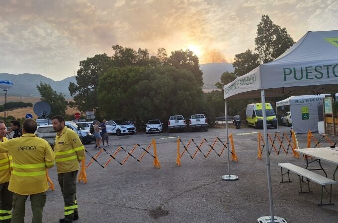 Los medios de extinción siguen trabajando en la zona del incendio declarado en Tarifa, que ha desalojado a 1.500 personas.