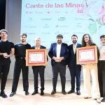 López Miras entrega el Castillete de Oro del Festival Internacional Cante de las Minas a Vicente Vallés y Arde Bogotá