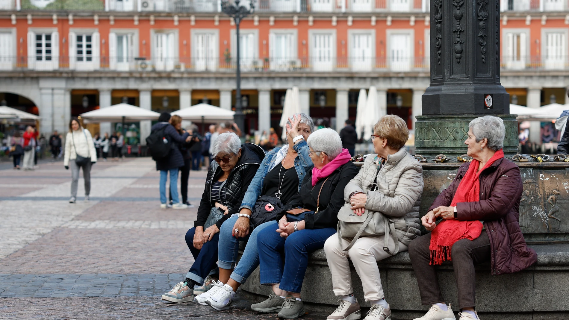 MADRID, 06/08/2025.- Fotografía de archivo tomada en octubre de 2023 que muestra a un grupo de mujeres que descansa en la plaza Mayor de Madrid. España suma al día casi 220 personas a la nómina de jubilados, una cada aproximadamente siete minutos, que amplían de forma continua un colectivo cada vez de mayor edad, ya por encima de los 75 años de media, y que presenta grandes diferencias en los distintos territorios. EFE/Mariscal