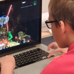 No importa si es con videojuegos, redes sociales o viendo series.